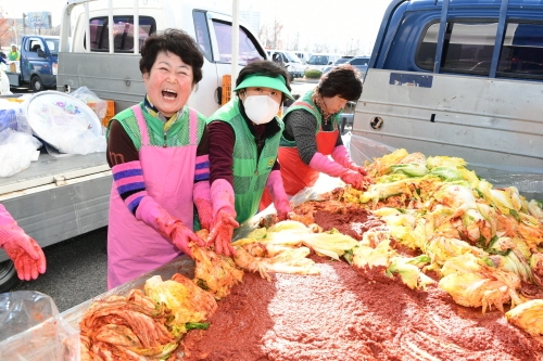 꾸미기_김천시 새마을부녀회, 사랑의 김장담가주기 행사 시행-새마을문화관광과(사진5).JPG