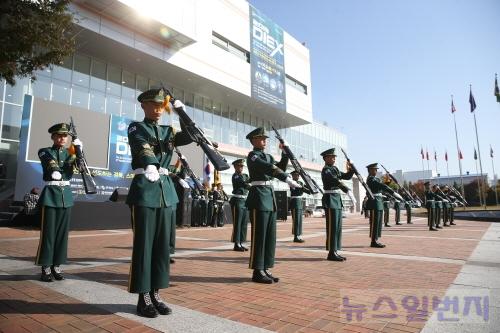 꾸미기_[신산업정책과]제3회 2019 대한민국 스마트 국방 ICT 산업박람회 개막10(사진추가)(행사장).jpg