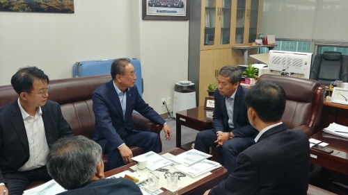 꾸미기_[기획예산과]구미시 2020년 국비예산 추가 확보 총력6(김현권 국회의원과 함께).jpg